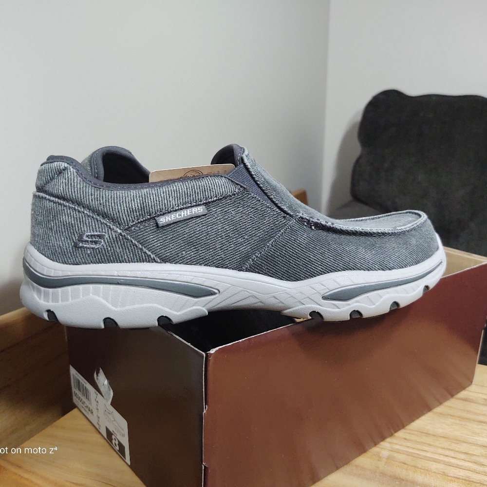 NWT men's size 8, Skechers Relax fit Charcoal